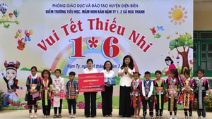Ngo Phuong Ly, esposa del secretario general del Partido Comunista de Vietnam, To Lam entrega regalos a los maestros y alumnos en la guardería y la escuela primaria de Nam Ty 1 y 2, en la comuna de Hua Thanh. (Fotografía: baodienbienphu.vn)