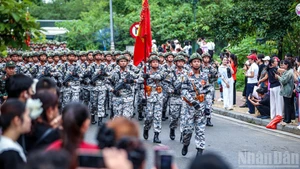 [Foto] Impresionantes imágenes de la marcha “en el abrazo del pueblo” del ejército vietnamita
