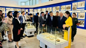 Visitantes a la exposición. (Foto: Nhan Dan)