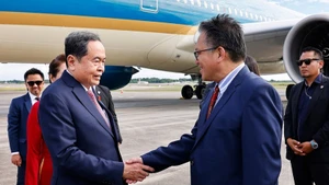 El presidente de la Asamblea Nacional de Vietnam, Tran Thanh Man, junto a su esposa, Nguyen Thi Thanh Nga, y una delegación de alto nivel, arriba hoy a Kuala Lumpur. (Foto: VNA)