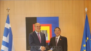 El vicepresidente de la Asamblea Nacional de Vietnam Nguyen Duc Hai (derecha) se reúne con el vicepresidente de Grecia, Kostantinos Chatzidakis. (Foto: VNA)
