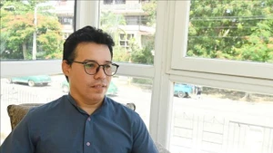 El vicepresidente de la Asociación de Amistad Cuba-Vietnam, doctor Ruvislei González Saez, en la entrevista. (Foto: VNA)