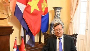 El embajador de Vietnam en Cuba, Le Quang Long, en la entrevista. (Foto: VNA)