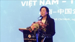 Yang Yanyan, presidenta de la Asociación de Promoción Comercial de Guangxi, habla en el evento. (Foto: VNA)