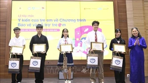 Nguyen Thi Thanh Hoa, presidenta de la Asociación de Protección de Derechos Infantiles de Vietnam, entrega regalos a los jóvenes participantes en el programa. (Foto: VNA)