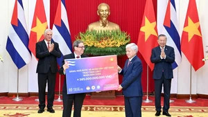 [Foto] Dirigentes partidistas de Vietnam y Cuba presencian intercambio de firmas de documentos de cooperación binacional