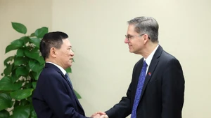 El viceprimer ministro vietnamita Ho Duc Phoc (izquierda) recibe a Carlos Felipe Jaramillo, vicepresidente del Banco Mundial encargado de la región de Asia Oriental y el Pacífico. (Foto: VGP)