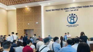 Ciudadanos esperan realizar procedimientos administrativos en la Sucursal No. 08 del Punto de Servicio de Administración Pública de la comuna de Dong Anh, en Hanói. (Foto: VNA)