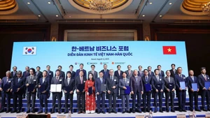 El intercambio de memorandos de entendimiento se enmarca en el Foro Económico Vietnam-Corea del Sur desarrollado el 12 de agosto en Seúl. (Foto: VNA)