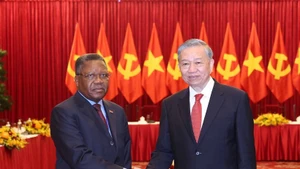 El secretario general del Partido Comunista de Vietnam, To Lam (derecha), recibe a Jorge Inocencio Dombolo, miembro del Buró Político del Movimiento Popular de Liberación de Angola. (Foto: VNA)