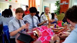 Estudiantes de séptimo a duodécimo grado de diferentes nacionalidades practican el arte del bordado a mano tradicional de los vietnamitas. (Fotografía: Nhan Dan)