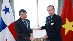 El embajador de Vietnam en México y concurrente en Panamá, Nguyen Van Hai (izquierda), presenta las cartas credenciales al presidente de Panamá, José Raúl Mulino Quintero. (Foto: VNA)