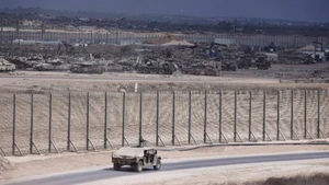 Vehículos militares israelíes en la frontera entre Israel y Gaza, el 9 de octubre de 2025. (Foto: Xinhua/VNA)