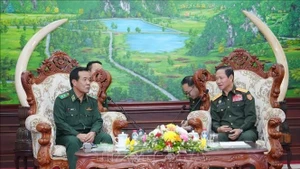 El ministro de Defensa Nacional de Laos, teniente general Khamlieng Outhakaysone (derecha), y el comandante de la Guardia Fronteriza de Vietnam, general de división Le Duc Thai, se reúnen el 10 de octubre. (Foto: VNA)