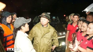 El viceprimer ministro vietnamita Tran Hong Ha visita a residentes en la calle de Chi Lang en la ciudad de Hue, que se encuentra inundada. (Foto: VNA)