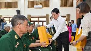 [Foto] Presidente vietnamita visita centro de atención a veteranos de guerra en Ninh Binh