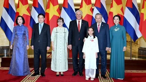 [Foto] Dirigentes de Vietnam ofrecen cena de gala al presidente cubano