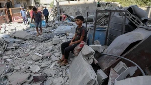 Un niño palestino entre los escombros tras un ataque aéreo israelí en la zona de Al-Zawaida, en el centro de la Franja de Gaza, el 25 de septiembre de 2025. (Foto: Xinhua)