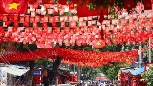 La calle de Hang Ma, en el barrio de Hoan Kiem (Hanói), está cubierta de banderas rojas con estrellas doradas. (Foto: VNA)