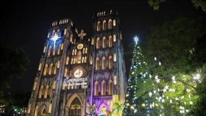 El área alrededor de la Catedral de San José en el barrio de Hoan Kiem está decorada para la Navidad de 2025. (Foto: VNA)