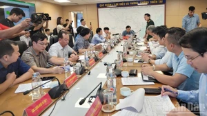 Las autoridades vietnamitas han activado todos los protocolos de emergencia ante la inminente llegada del tifón Bualoi, la décima tormenta tropical del año, que se prevé impacte con fuerza extrema en la costa centro-norte del país el 29 de septiembre. (Foto: VNA)