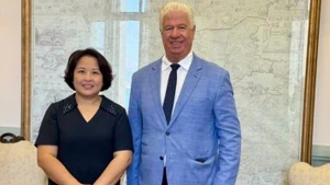 La embajadora de Vietnam en Grecia, Pham Thi Thu Huong, y el gobernador de las Islas Jónicas, Yianis Trepeklis. (Foto: VNA)
