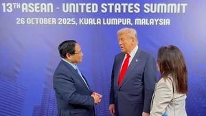 El primer ministro de Vietnam, Pham Minh Chinh, se reúne con el presidente de Estados Unidos, Donald Trump, en la 13ª Cumbre Asean - Estados Unidos. (Foto: VNA)