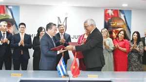 En la ceremonia de firma. (Foto: VNA)