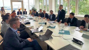 Vista de una reunión entre el presidente del Consejo Popular de Da Nang, Nguyen Duc Dung, y socios en la ciudad alemana de Chemnitz. (Foto: Nhan Dan)
