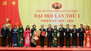 [Foto] Jefe del Legislativo vietnamita asiste a congreso del Partido en Comisión parlamentaria de Asuntos Jurídicos