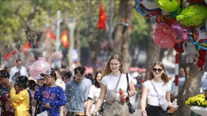 Turistas extranjeros en Hanói. (Foto: hanoimoi.vn)