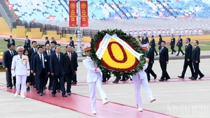 [Foto] Dirigente parlamentario de China rinde homenaje al Presidente Ho Chi Minh