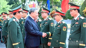 El secretario general del Partido Comunista de Vietnam, To Lam, y oficiales de las Fuerzas Armadas de la Región Militar 1. (Foto: Nhan Dan)