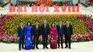 El secretario general del Partido Comunista de Vietnam, To Lam (centro), posa junto a dirigentes del Partido, del Estado y de Hanói.