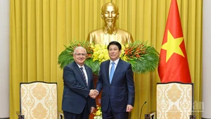 El presidente de Vietnam, Luong Cuong (derecha), y el ministro de Defensa Nacional de Turquía, Yasar Guler. (Foto: Nhan Dan)