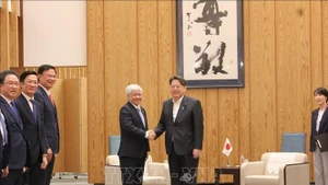 El presidente del Frente de la Patria de Vietnam, Do Van Chien (izquierda), se reúne con el secretario jefe del Gabinete japonés, Hayashi Yoshimasa. (Foto: VNA)