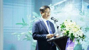 El vicepresidente permanente del Comité Popular de Hue, Nguyen Thanh Binh, habla en la cita. (Foto: VNA)