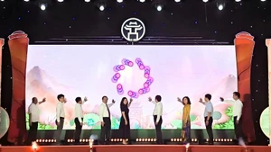 En el acto de presentación de los tres productos. (Foto: tienphong.vn)