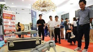 En un evento sobre inteligencia artificial en Da Nang. (Fotografía: qdnd.vn)
