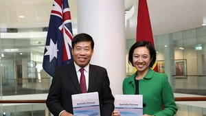 El viceministro vietnamita de Relaciones Exteriores Nguyen Manh Cuong y la subtitular de Asuntos Exteriores de Australia Michelle Chan. (Foto: baoquocte.vn)