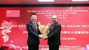 Ho Xuan Lam (derecha), vicepresidente y secretario general de la Asociación de Amistad Vietnam-China en Ciudad Ho Chi Minh, y el cónsul general de China en Ciudad Ho Chi Minh, Tang Li. (Foto: VNA)