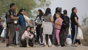 Solicitantes de asilo esperando para abordar el autobús en un puesto de control en Eagle Pass, en el estado estadounidense de Texas, el 10 de octubre de 2022. (Foto: Xinhua)
