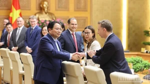 El primer ministro de Vietnam, Pham Minh Chinh, recibe a representantes de la Asociación Empresarial Británica y de empresas del Reino Unido activas en el país. (Fotografía: Nhan Dan)