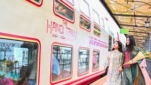 [Foto] Turistas fascinados por ruta ferroviaria a las cinco puertas de Hanói