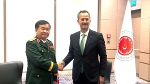 El teniente general Hoang Xuan Chien (izquierda), miembro del Comité Central del Partido Comunista de Vietnam, integrante de la Junta Permanente de la Comisión Militar Central y viceministro de Defensa, se reúne con el presidente de la Agencia de la Industria de Defensa de Turquía, Haluk Görgün. (Foto: Nhan Dan)