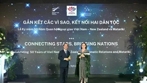 El ministro de Educación y Formación de Vietnam, Nguyen Kim Son, y la embajadora de Nueva Zelanda en Hanói, Caroline Beresford, en la ceremonia. (Fotografía: VNA)
