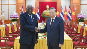 El secretario general del Partido Comunista de Vietnam, To Lam (derecha), y el presidente de la Asamblea Nacional del Poder Popular y del Consejo de Estado de Cuba, Esteban Lazo Hernández.