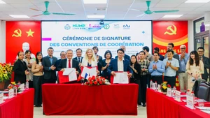 En el acto de firma. (Foto: Nhan Dan)