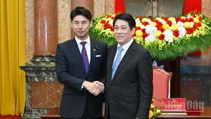 El presidente de Vietnam, Luong Cuong (derecha), recibe a Nakasone Yasutaka, director de la División Juvenil del Partido Liberal Democrático de Japón. (Foto: Nhan Dan)