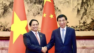 El primer ministro vietnamita, Pham Minh Chinh (izquierda), y Wang Huning, miembro del Comité Permanente del Buró Político del Comité Central del Partido Comunista de China y presidente del Comité Nacional de la Conferencia Consultiva Política del Pueblo Chino. (Foto: VNA)